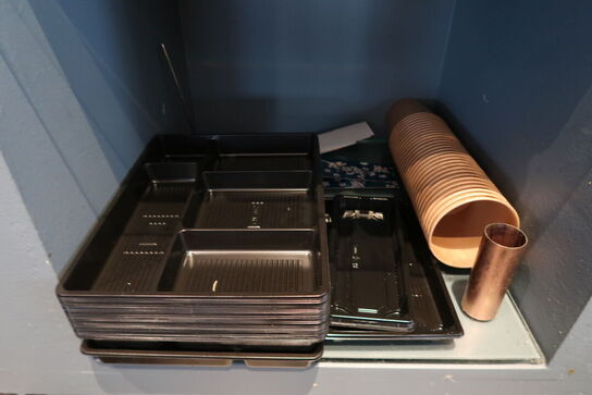 13 hylder med indhold 