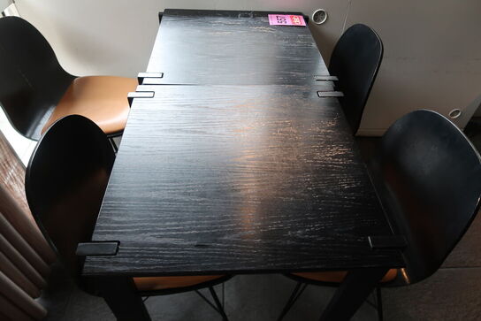 2 stk. Henning Larsen design borde med 4 stole