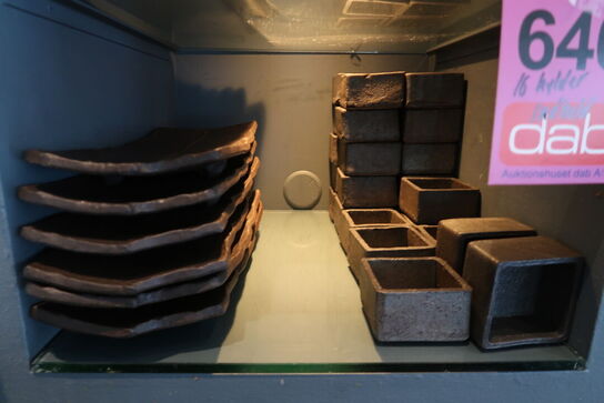 16 hylder med indhold 