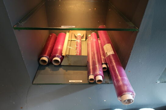 16 hylder med indhold 