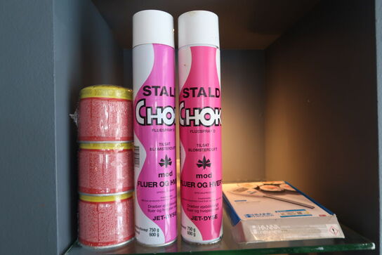 16 hylder med indhold 