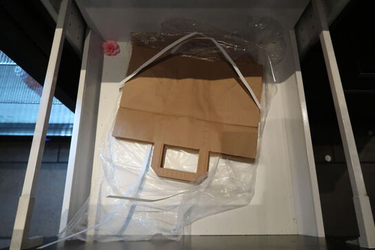 2 stk. Skabe med indhold 