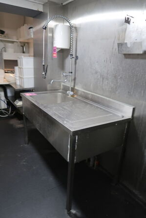 Rustfri stålbord med vask & pistol 