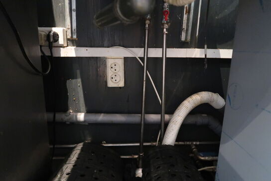 Væghængt stålvask med armatur 