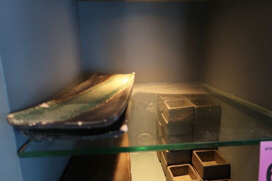 16 hylder med indhold 