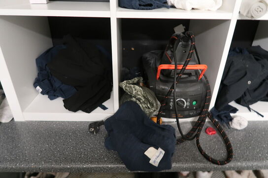 Reol med indhold + tøm toilettet 