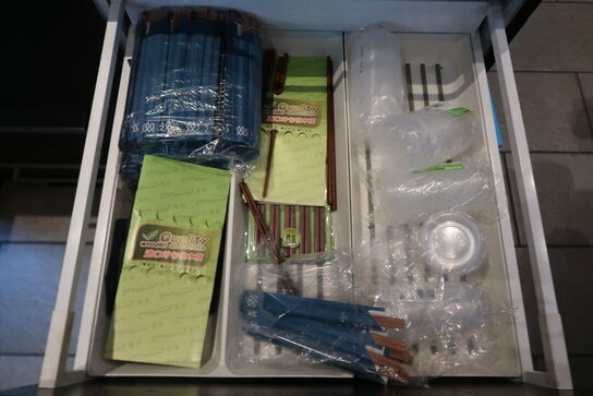 2 stk. Skabe med indhold 