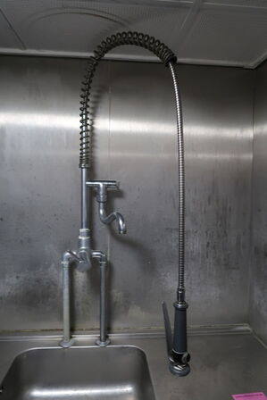 Væghængt rustfri stålbord med vask & pistol 