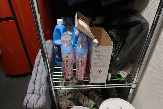 Reol med indhold + tøm toilettet 