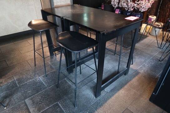 Henning Larsen design højborde med 4 barstole