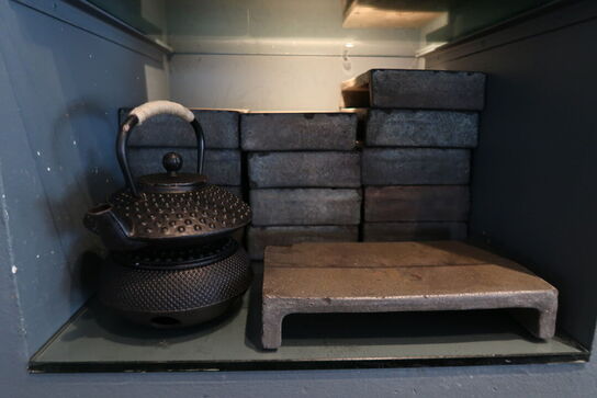 13 hylder med indhold 