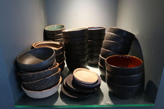 13 hylder med indhold 