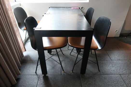 2 stk. Henning Larsen design borde med 4 stole