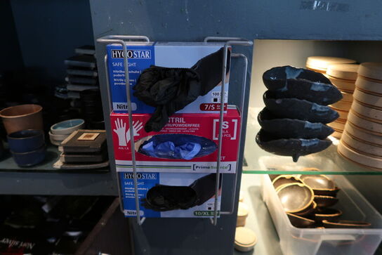 Diverse plasthandsker med holder 