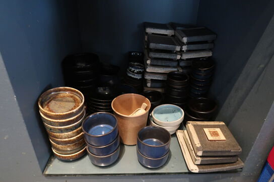 13 hylder med indhold 