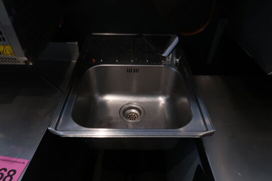 Væghængt stålvask med armatur 