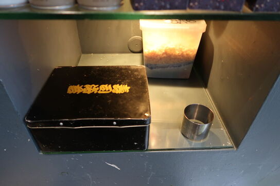 16 hylder med indhold 