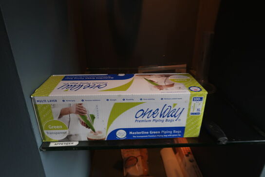 16 hylder med indhold 