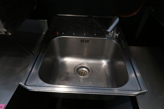 Væghængt stålvask med armatur 