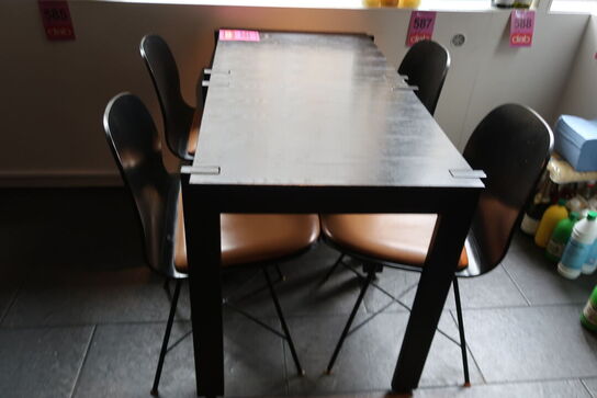 2 stk. Henning Larsen design borde med 4 stole