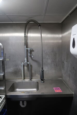 Væghængt rustfri stålbord med vask & pistol 