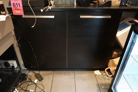 2 stk. Skabe med indhold 