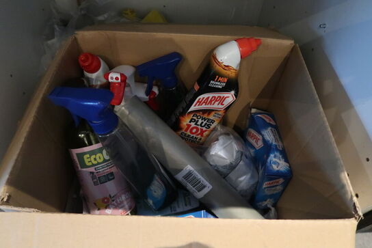 2 stk. Skabe med indhold 