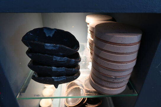 13 hylder med indhold 