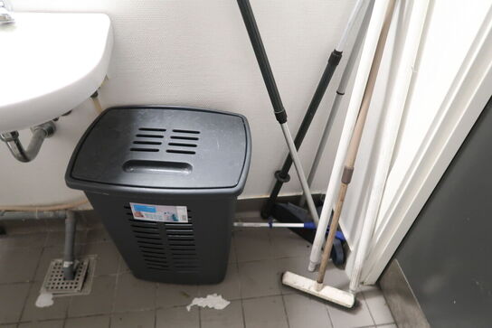 Reol med indhold + tøm toilettet 