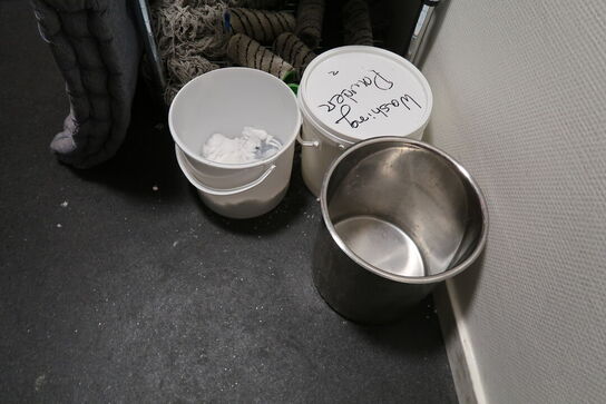 Reol med indhold + tøm toilettet 