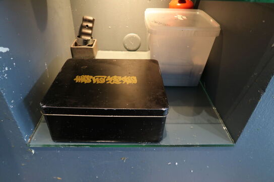 16 hylder med indhold 