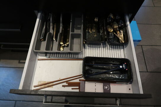 2 stk. Skabe med indhold 