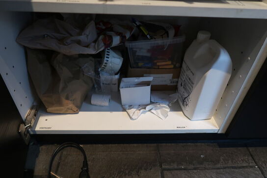 2 stk. Skabe med indhold 