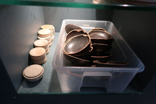 13 hylder med indhold 