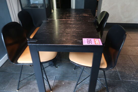 2 stk. Henning Larsen design borde med 4 stole