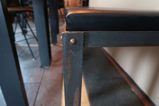 3 stk. Henning Larsen design borde med 4 stole & 1 bænk