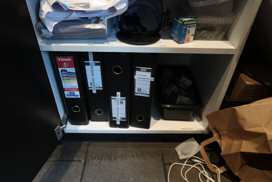 2 stk. Skabe med indhold 