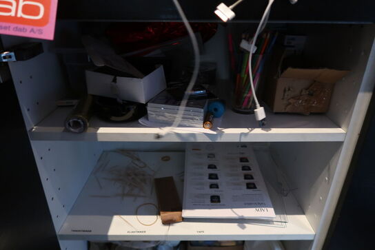 2 stk. Skabe med indhold 