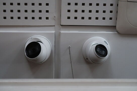 Alhua skærm + 6 stk. Overvågningskameraer