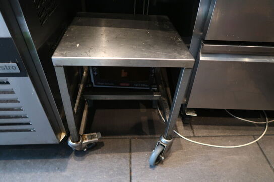 Væghængt stålvask med armatur 