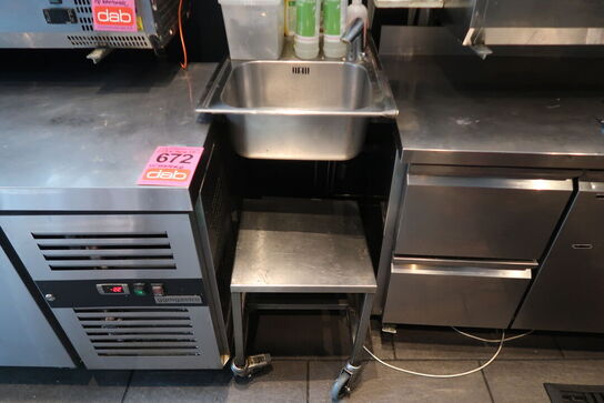 Væghængt stålvask med armatur 