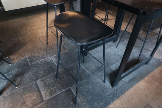 Henning Larsen design højborde med 4 barstole