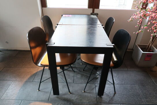 2 stk. Henning Larsen design borde med 4 stole