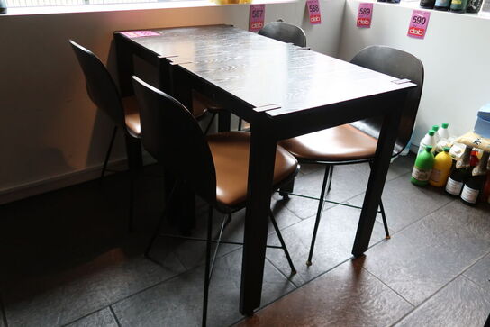 2 stk. Henning Larsen design borde med 4 stole