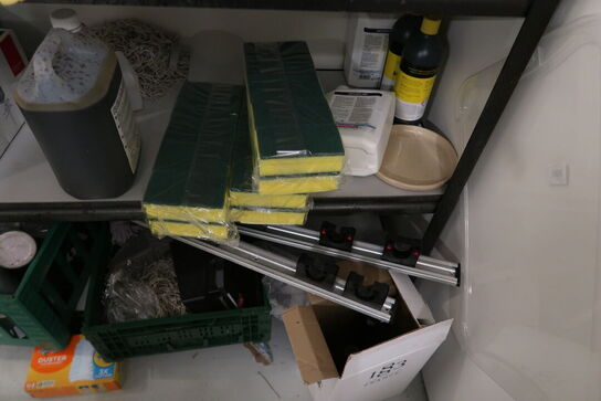 Tøm reolen for indhold 