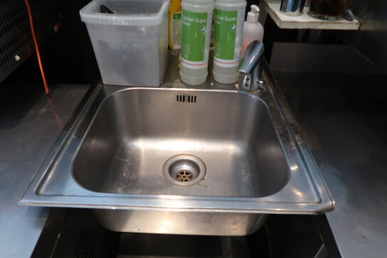 Væghængt stålvask med armatur 