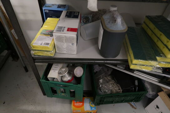 Tøm reolen for indhold 