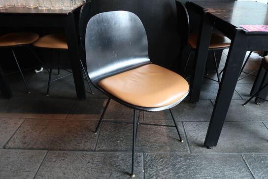 2 stk. Henning Larsen design borde med 4 stole