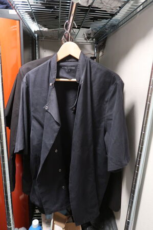 Reol med indhold + tøm toilettet 