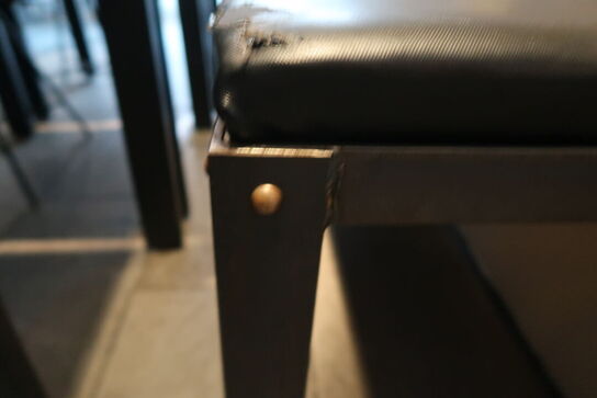 3 stk. Henning Larsen design borde med 4 stole & 1 bænk